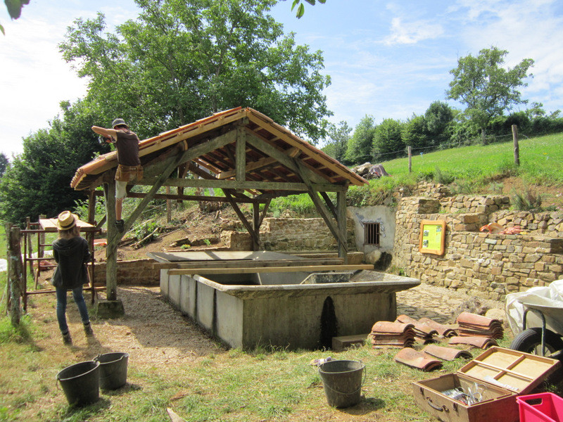 Pose des tuiles canal, tête neuve pour le lavoir Prendeignois!