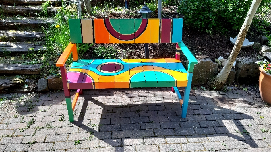 Bunte Gartenbank