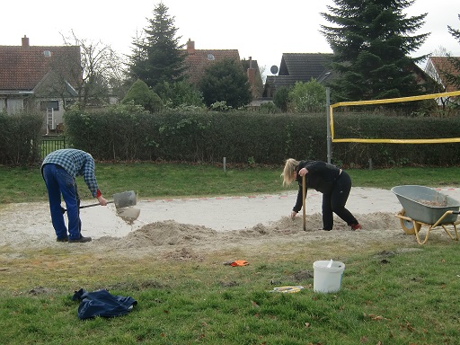 Das Beach-Volleyballfeld wird auf die Ursprungsgrüße gebracht.