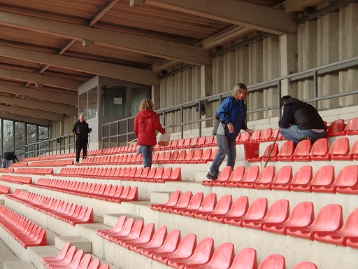 Die Tribüne wird gereinigt.