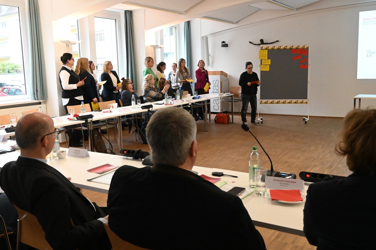 © Anna-Lena Herbert | DiCV Würzburg | Die Beraterinnen gaben dem Bischof einen Einblick in ihre tägliche Arbeit und stellten auch Gründe vor, aus denen Frauen die Beratungsstellen der KSB aufsuchen.