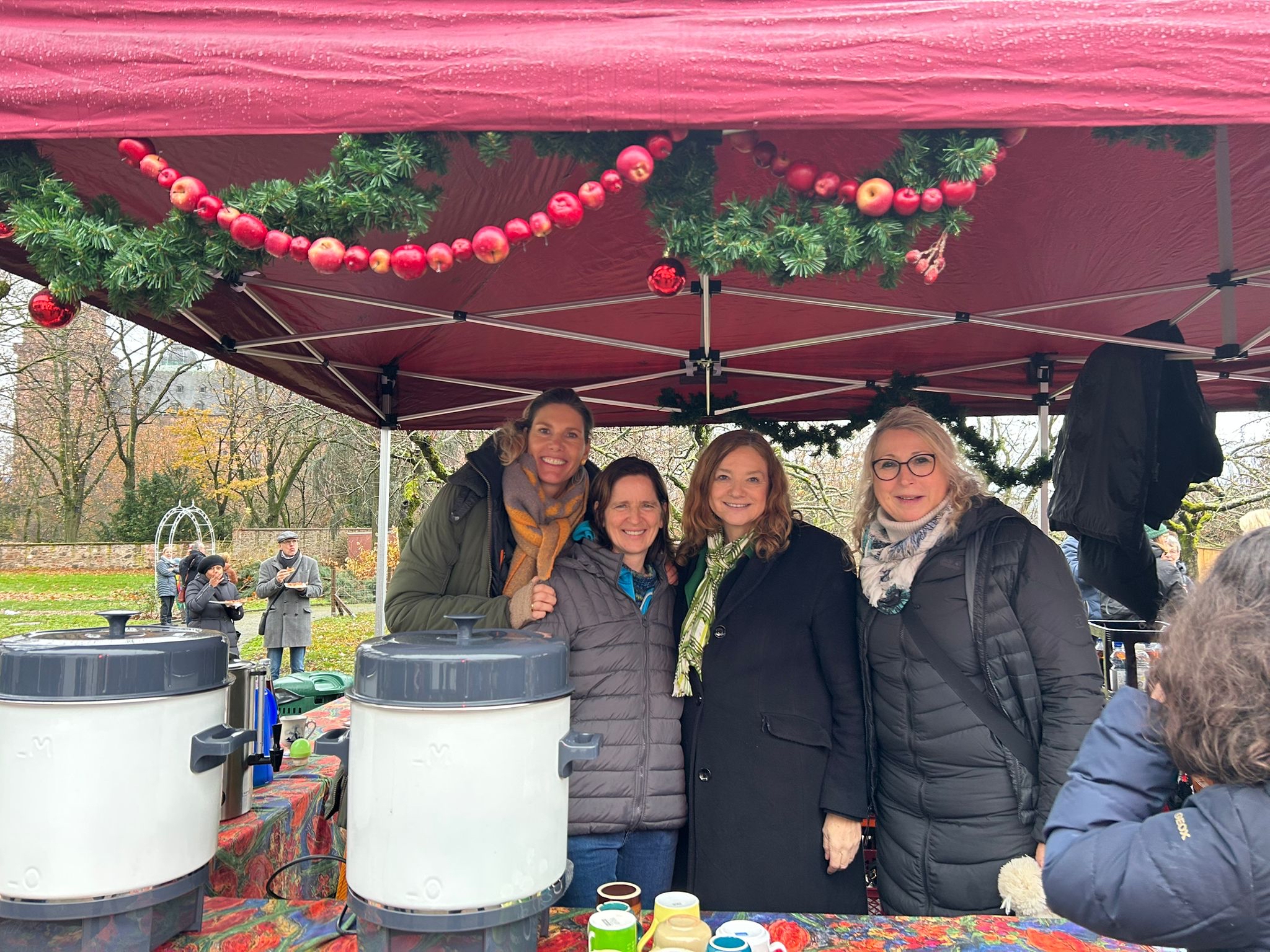 v. l.n.r.: S. Fäth (Vorstand Skf), M. Ripperger (Vorstandsvorsitzende SkF); J. Euler (2. Bürgermeisterin); C. Widmer (Geschäftsführerin SkF)