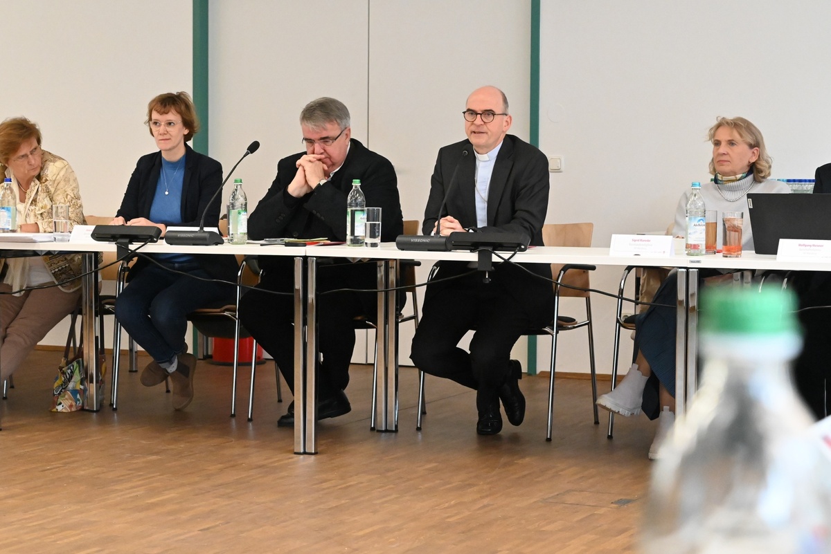 © Anna-Lena Herbert | DiCV Würzburg | Bischof Jung (2. v. r.) dankte den SkF-Beraterinnen für ihren wichtigen Dienst in der KS