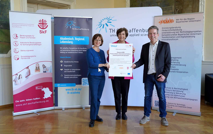 Bild zeigt von links nach rechts: Monika Ripperger, 1. Vorsitzende, SkF e.V. Aschaffenburg, Prof. Dr. Eva-Maria Beck-Meuth, Präsidentin der TH Aschaffenburg und Dr. Thomas Freser-Wolzenburg, Geschäftsführer Zentec 
