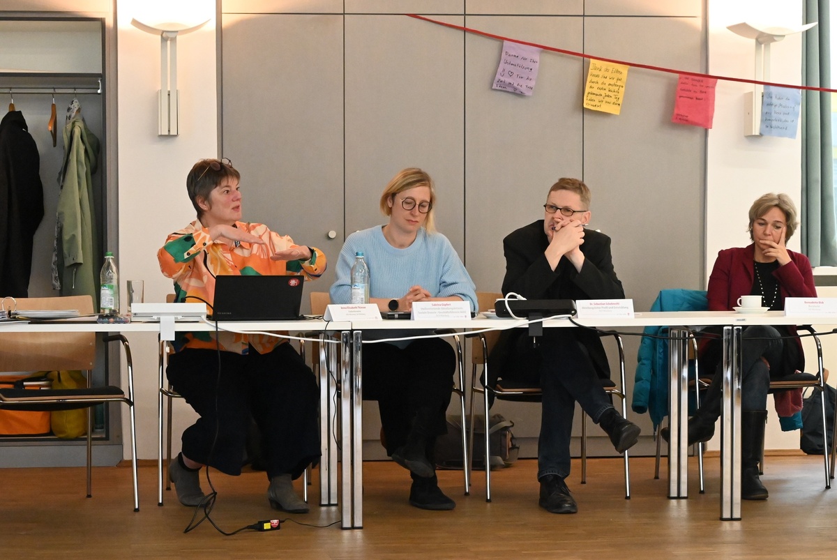 © Anna-Lena Herbert | DiCV Würzburg | Anna Elisabeth Thieser (l.), Referentin der Schwangerschaftsberatung für die Diözese Würzburg, führte mit zahlreichen Informationen zur Katholischen Schwangerschaftsberatung (KSB) durch die Zusammenkunft.