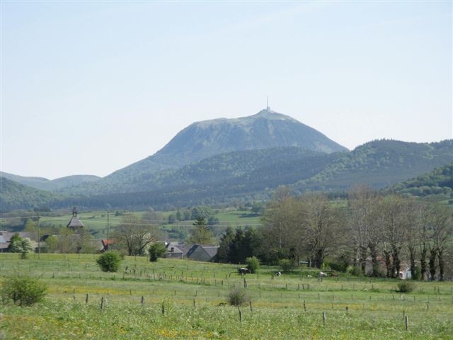 Vue du Village, le Puy-de-Dôme en arrière-plan