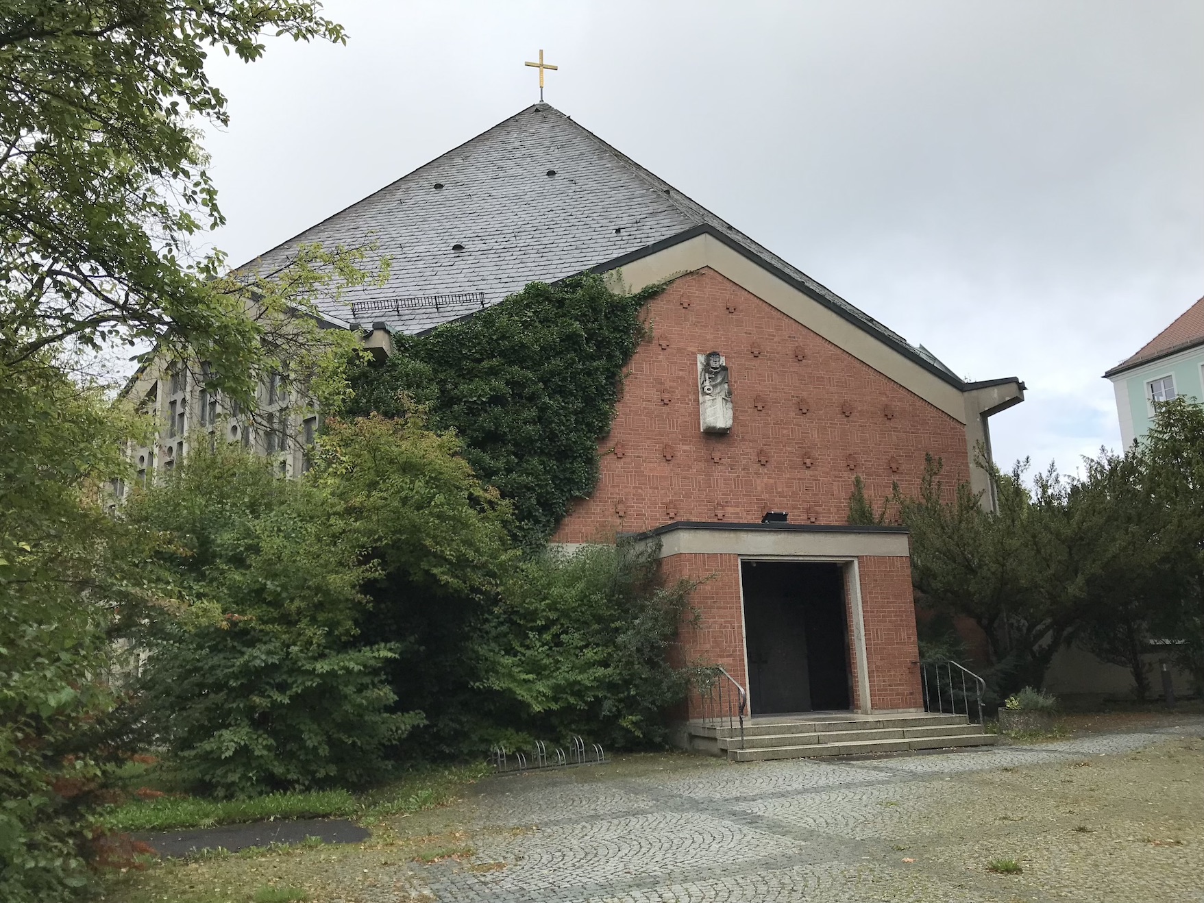 Vor 60 Jahren: Weihe der Neuen Sankt-Peter-Kirche beim Missionshaus der Steyler Missionare in Tirschenreuth