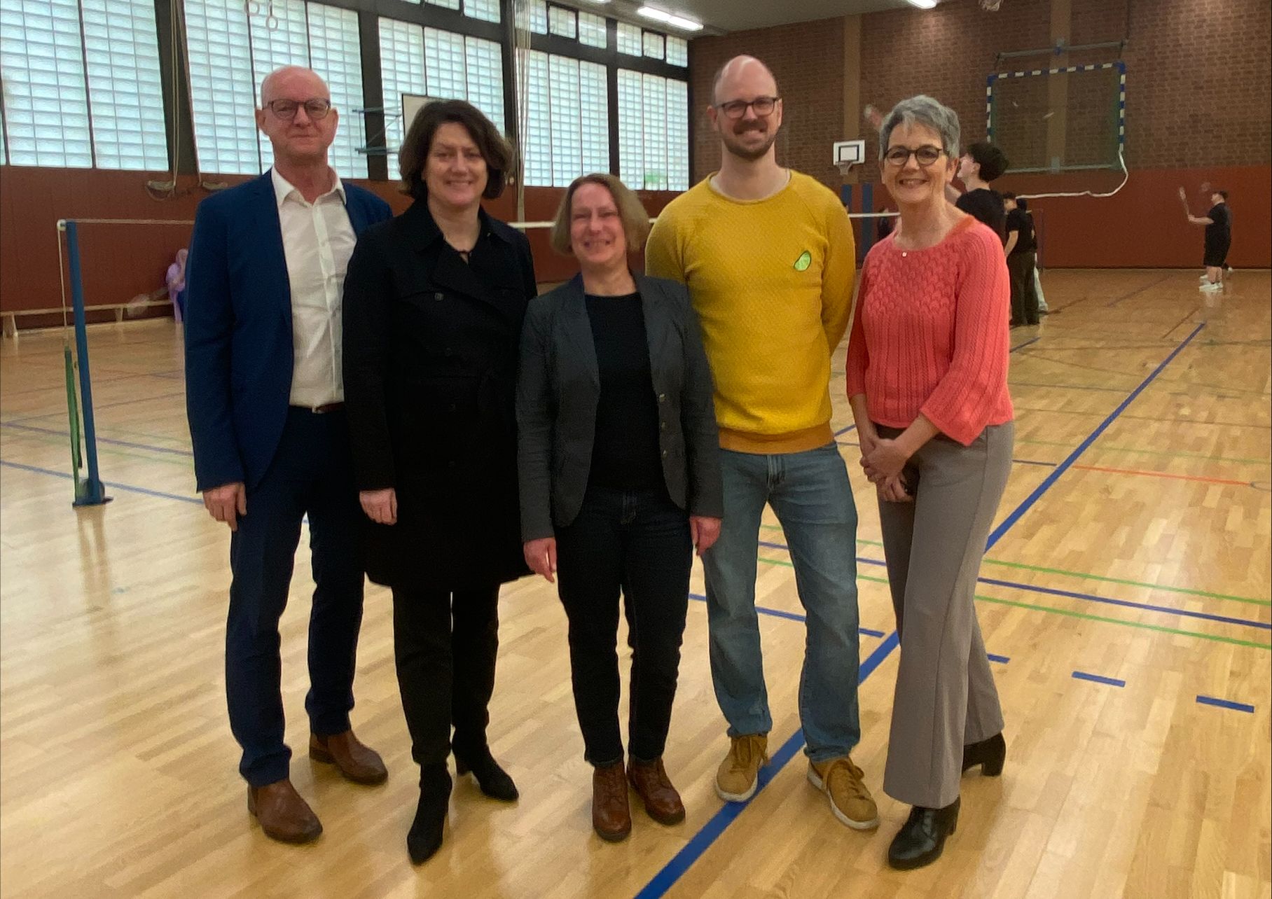 Sanierte Sanitär- und Umkleidebereiche der 2-fach Sporthalle wiedereröffnet – Landrätin Katharina Reinhold besucht die Schule
