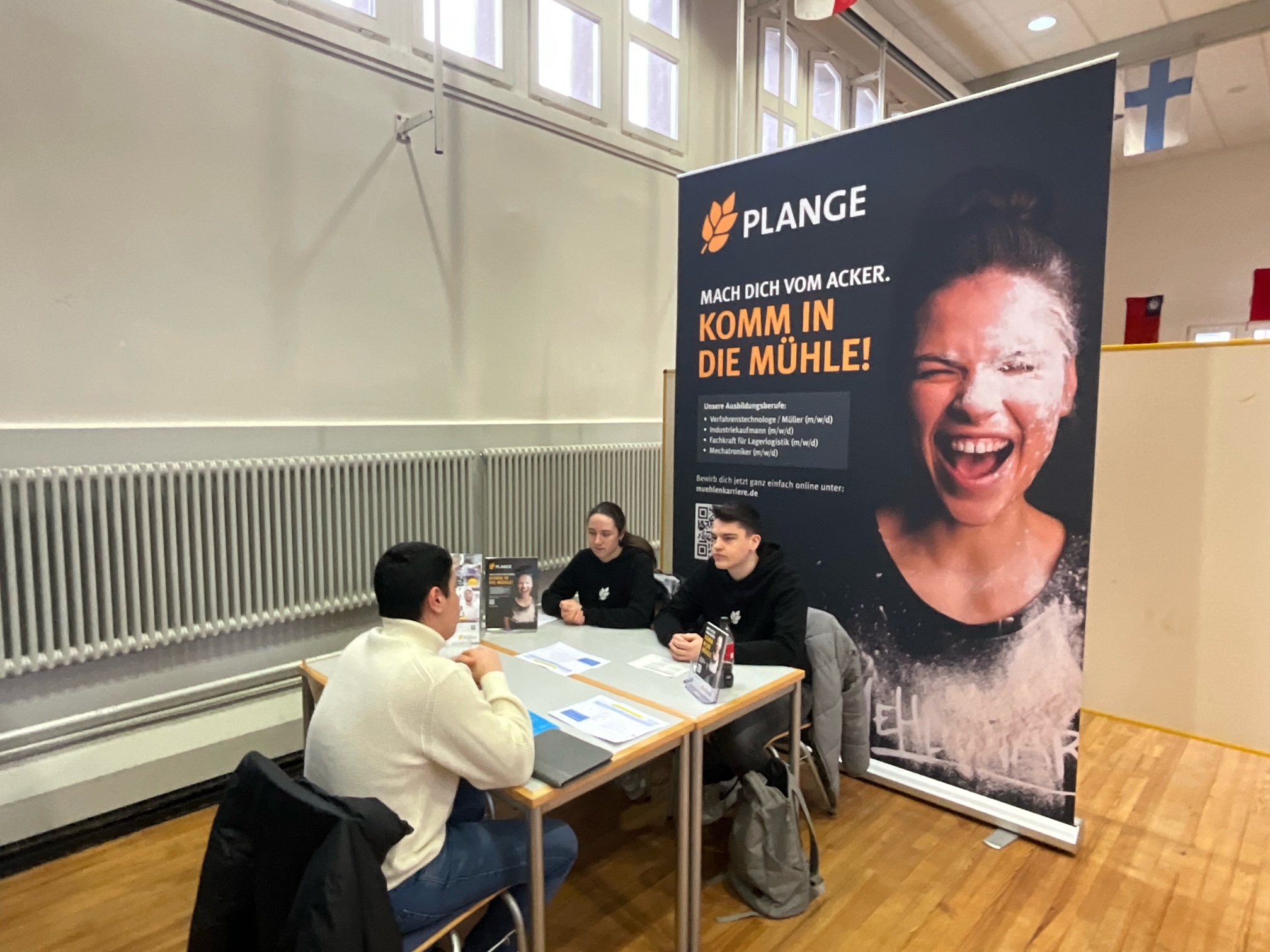 Gesprächssituation mit den Recruitern der Plange Mühle; Foto: Marion Werner (Berufskolleg Neuss)