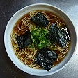 写真：カップラーメンに海苔を添える