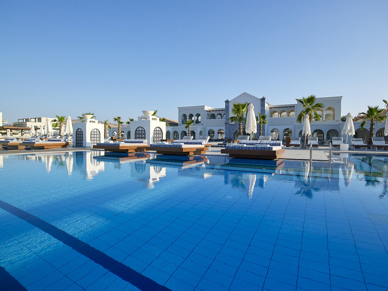 Pool- und Strandbereich im Anemos Luxury Grand Resort auf Kreta – ideal für entspannte Urlaubstage