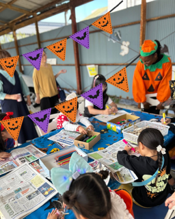 ハロウィンの木製オーナメント色付け