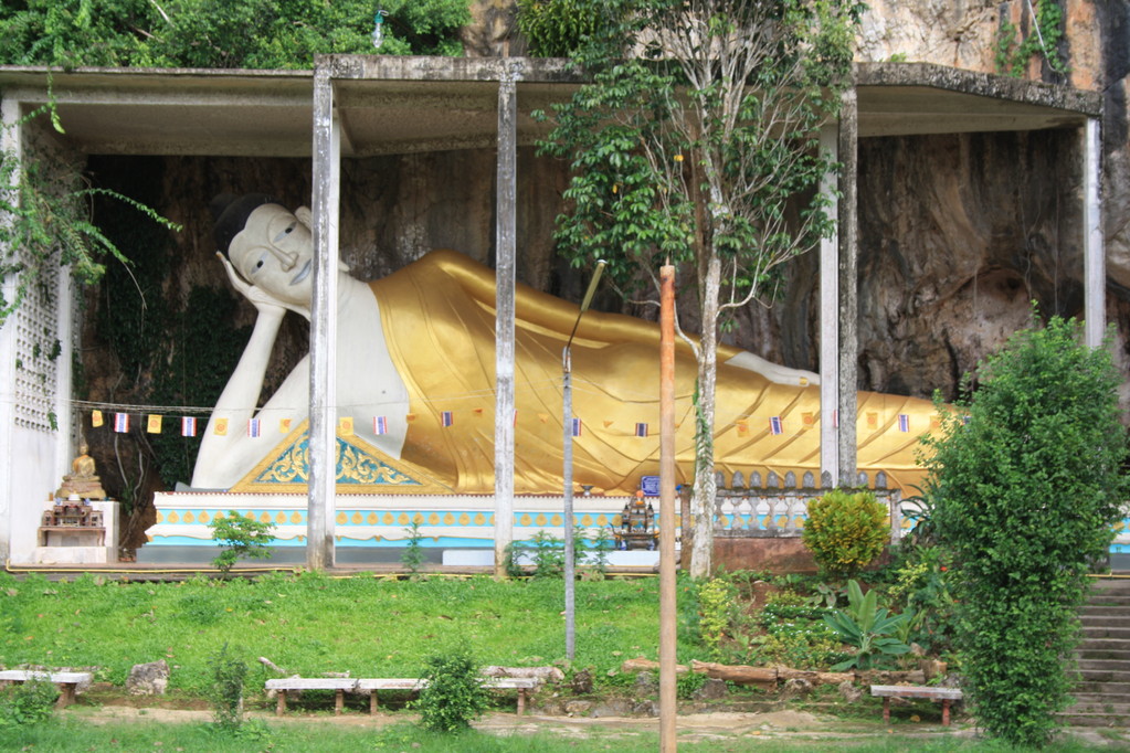 Bouddha allongé sur un bord de route