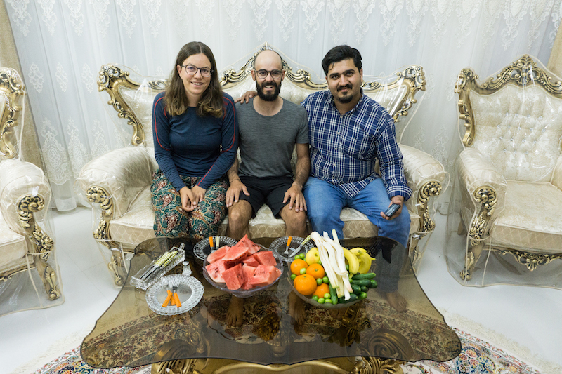 Bevor wir uns auf den Weg machen, gibt es noch eine kleine Stärkung in Hosseini Wohnzimmer.