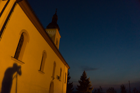 Der Pfarrer lässt uns vor der Kirche campen und bietet uns (natürlich) Schnaps an ;)