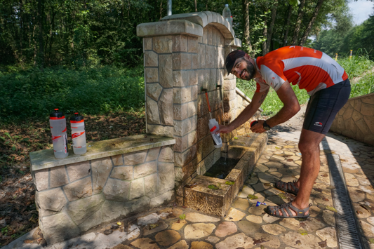 Quellwasser gibt es an vielen Straßen in Bosnien. Auch für eine Dusche ideal an solchen heißen Sommertagen.