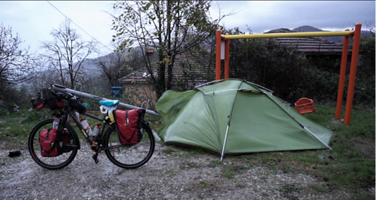 Unser geniales Zelt hält den 80km/h Windböen stand! Es ist ganz schön biegsam.