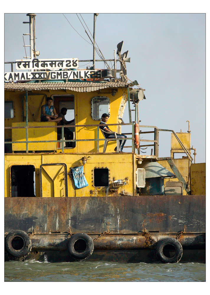 Yellow boat - INDIA 2012 - Mumbai sea