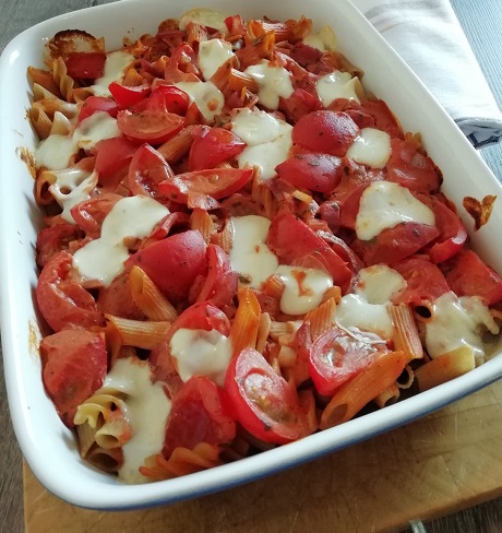 Cremiger Nudelauflauf mit Tomaten und Mozzarella