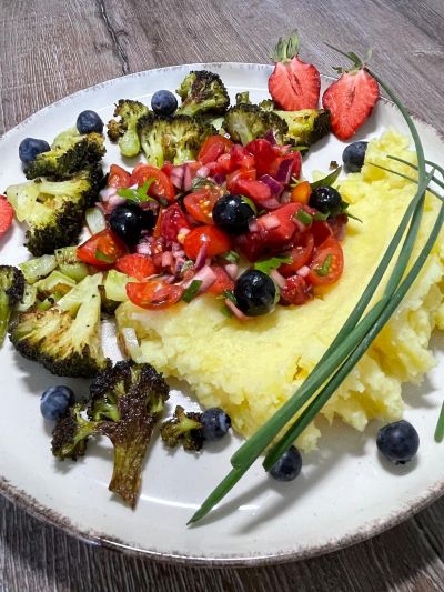 Gerösteter Brokkoli auf Kartoffelstampf mit Beeren-Tomaten-Topping