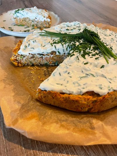 Herzhafter Möhrenkuchen mit Schnittlauchquarktopping