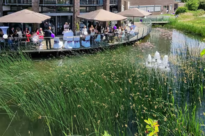 Rathausterrasse Garbsen – moderne Hochzeitslocation mit Wasserterrasse und idyllischem Ambiente.
