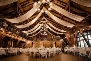 Hof Frien – traumhafte Scheunenlocation für Hochzeiten mit festlich dekoriertem Saal in Niedersachsen.