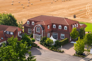 Hotel Hennies Altwarmbüchen – traditionsreiche Hochzeitslocation bei Hannover mit festlichem Ambiente.
