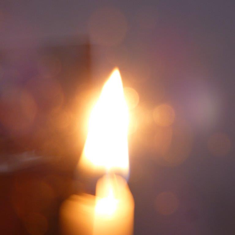Eine kleine, weiße Stabkerze macht das, wofür sie gekommen ist am 1. Advent 2021....