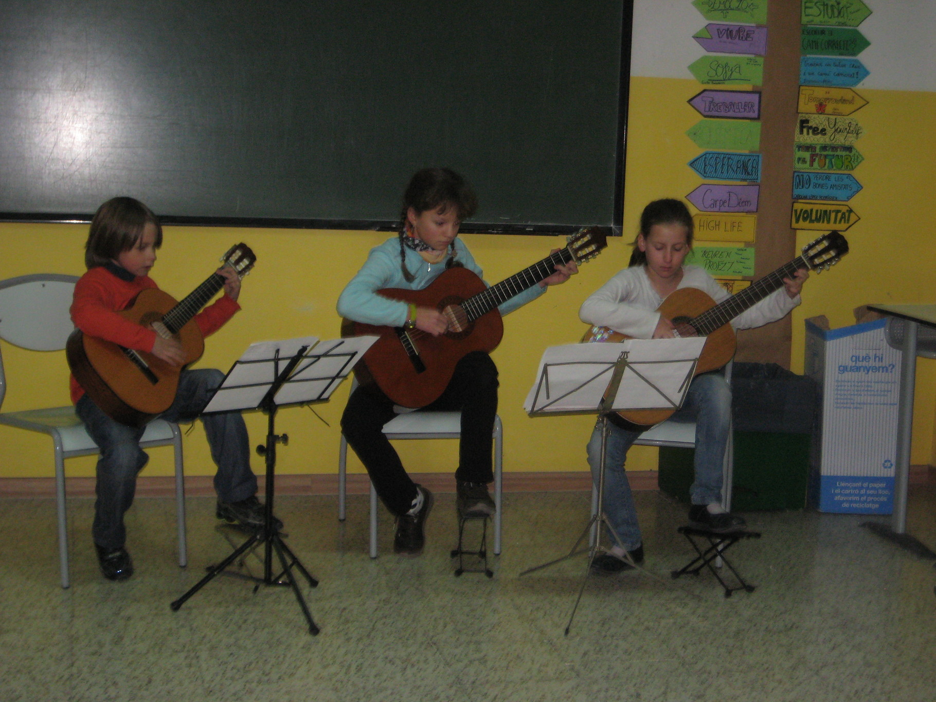 Студия гитары. Музыкальная школа 73 москва гитарист. Школа гитары. Групповое занятие по гитаре. Гитарный кружок.