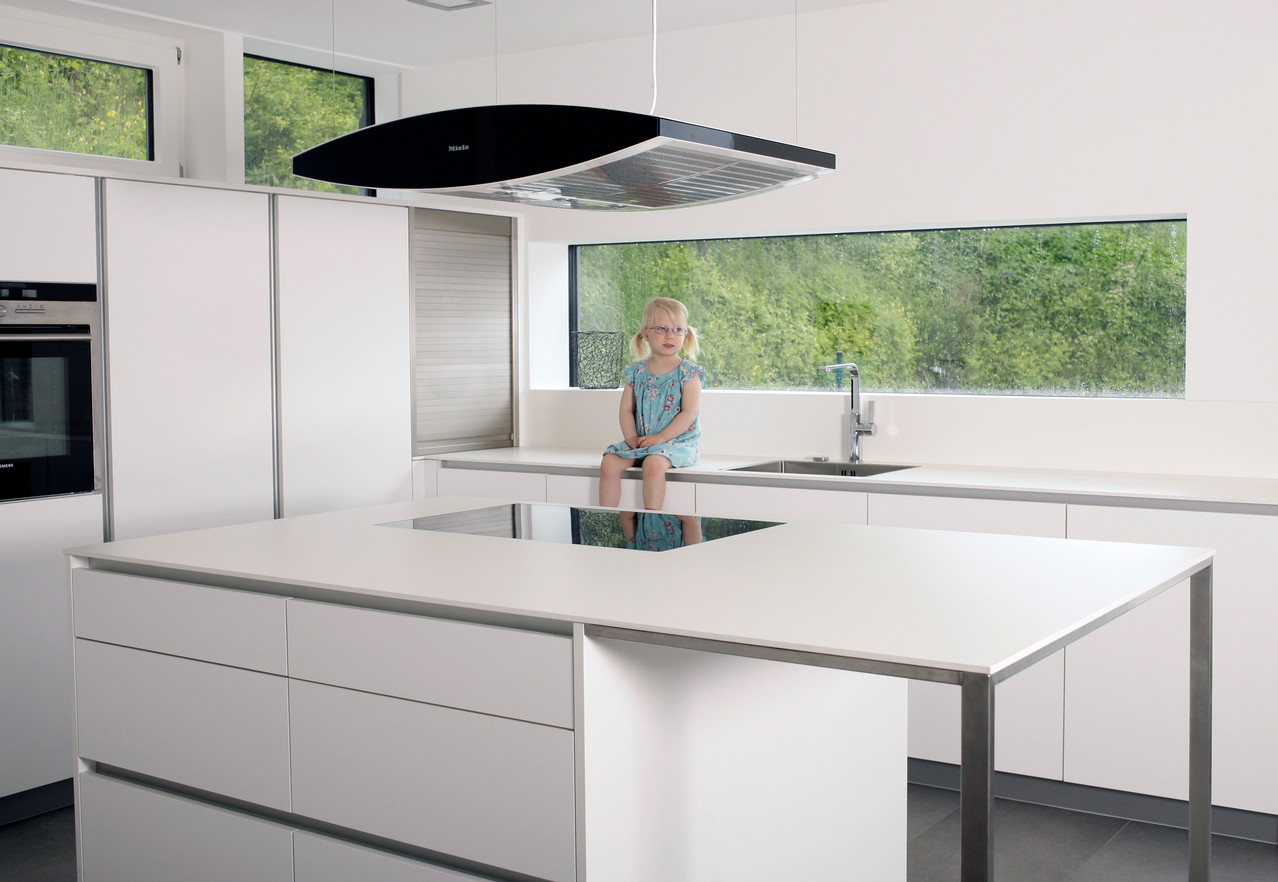 Grifflose schreinerküche holzdesign rapp geisingen Küche mit integriertem tisch