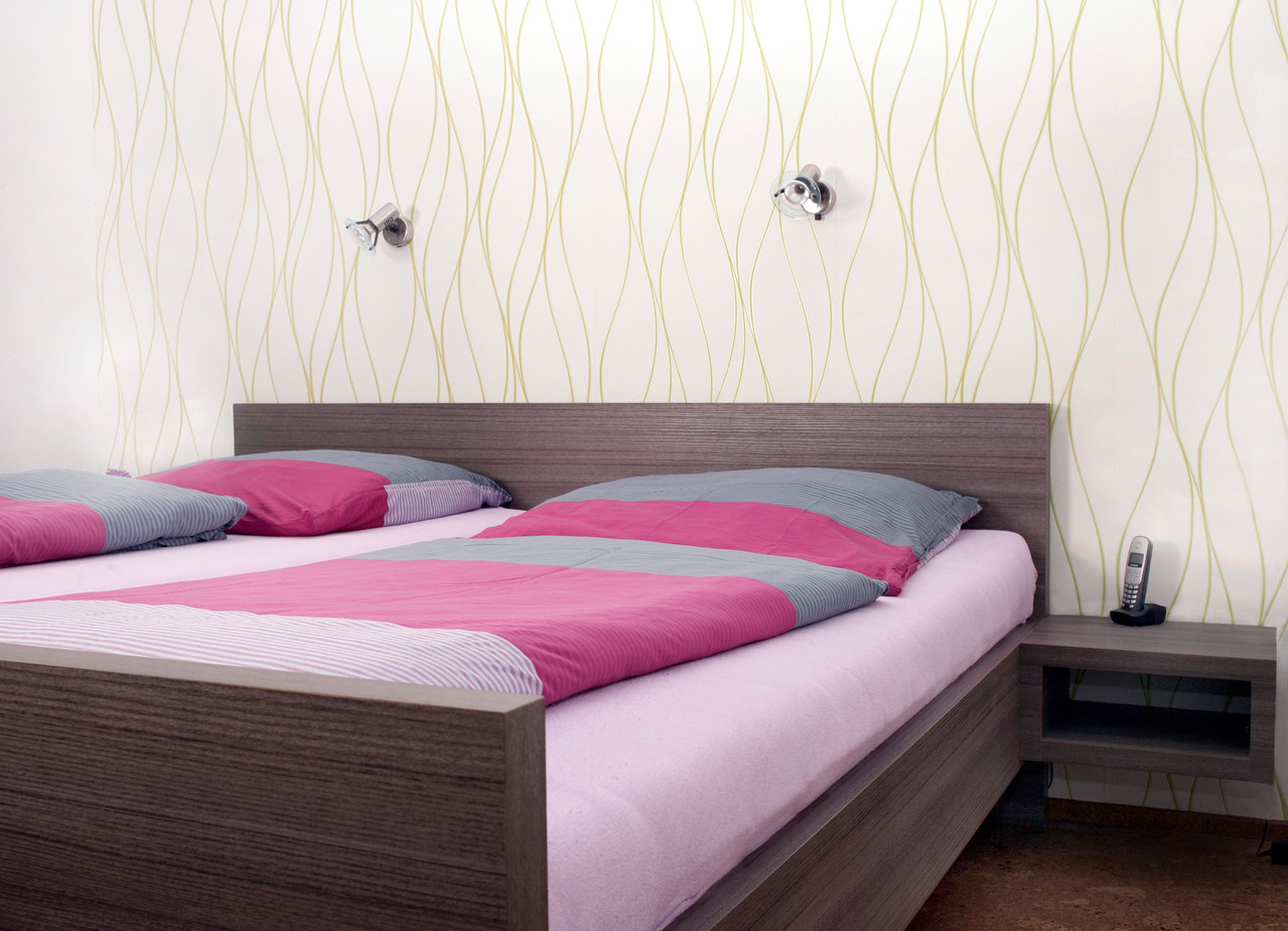 Schlazimmermöbel mit Bett, Kleiderschrank mit Gleitschiebetür- Schreinerbett mit erhöhtem Einstieg