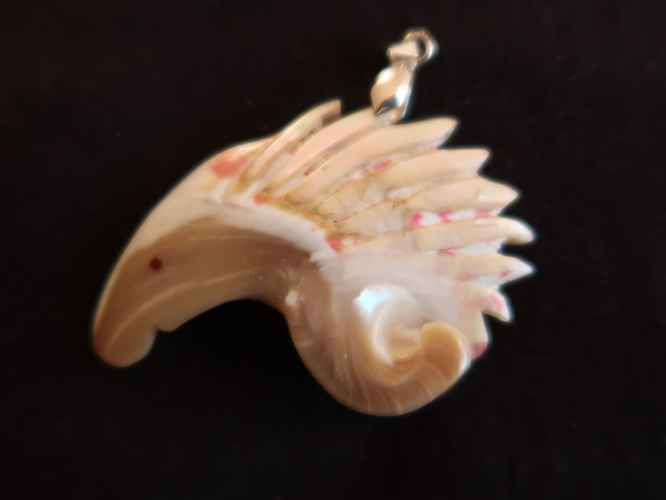 pendentif en nacre, porc épic