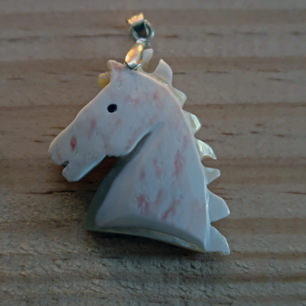 pendentif en nacre cheval