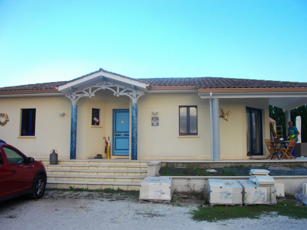 Entrée de maison colonnes, porte et boiseries