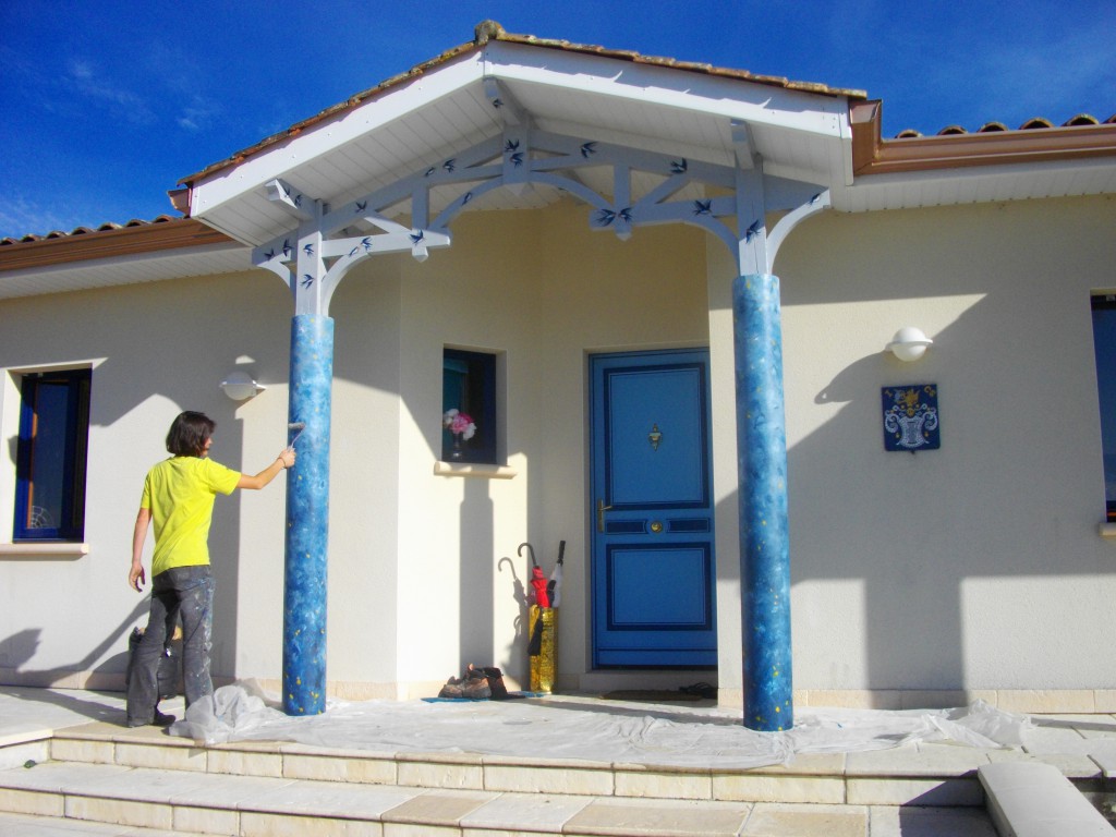 Entrée de maison colonnes, porte et boiseries