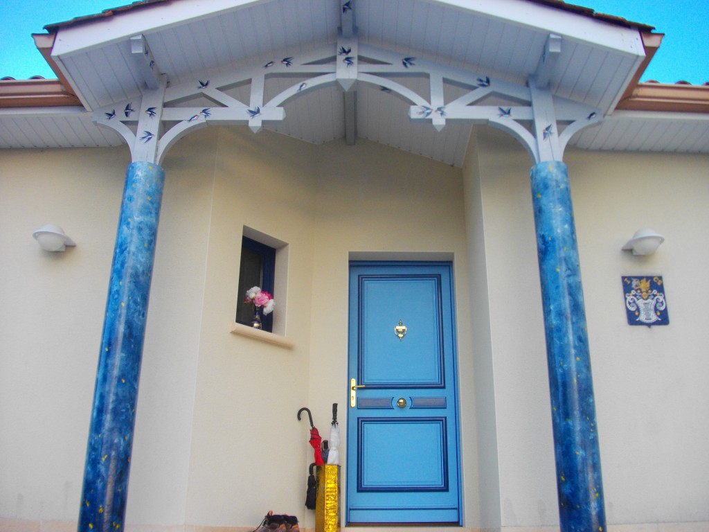 Entrée de maison colonnes, porte et boiseries