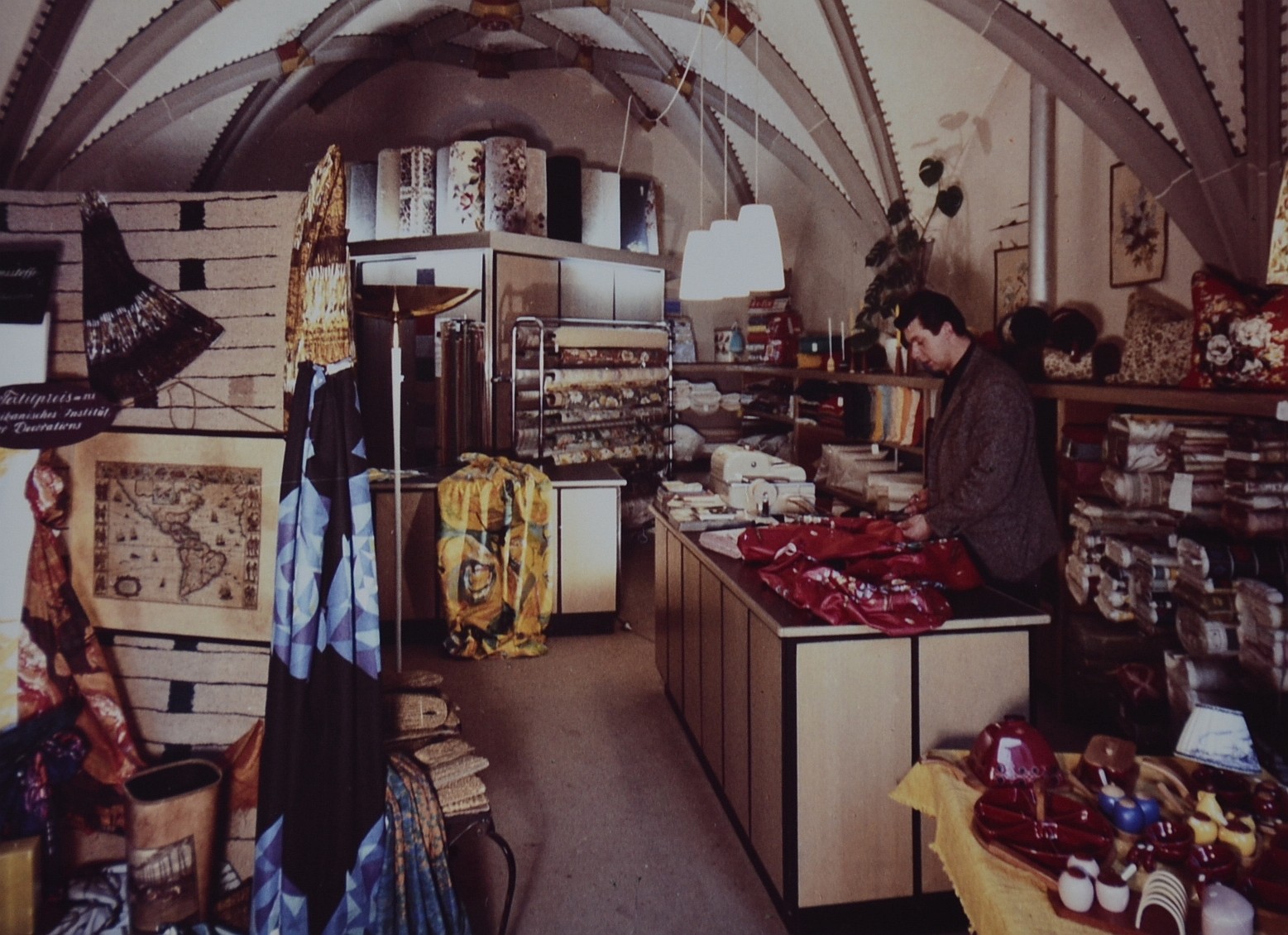 Hermann Welte in seinem Ladengeschäft in der Hauskapelle in den 70er Jahren