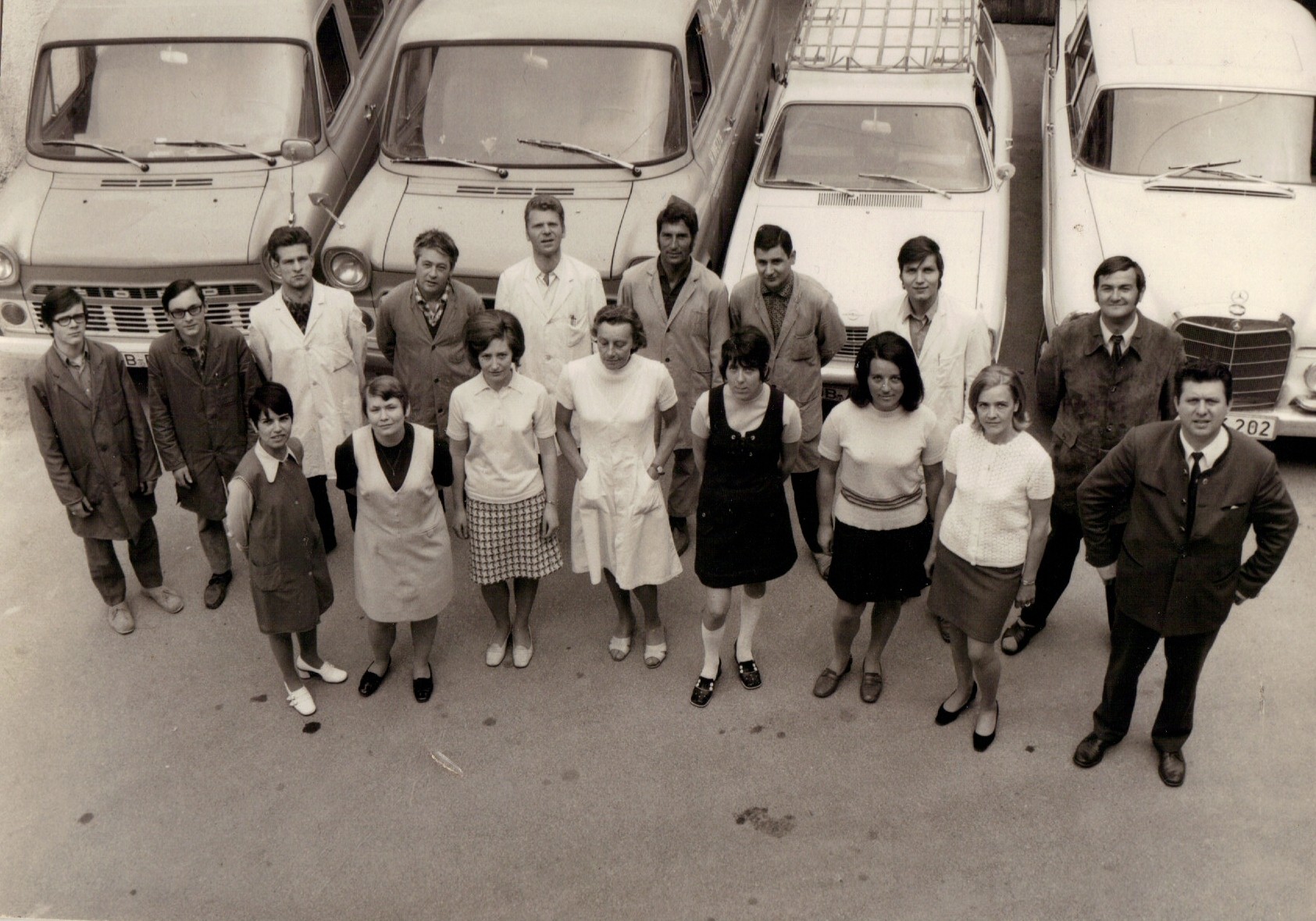 Unser Team vor der Firmenflotte in den 70er Jahren. Hermann Welte im Bild vorne rechts.