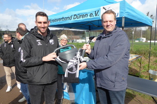 Über das Gastgeschenk des Fußballvereins haben wir uns sehr gefreut (Foto: Ulli Bergrath)