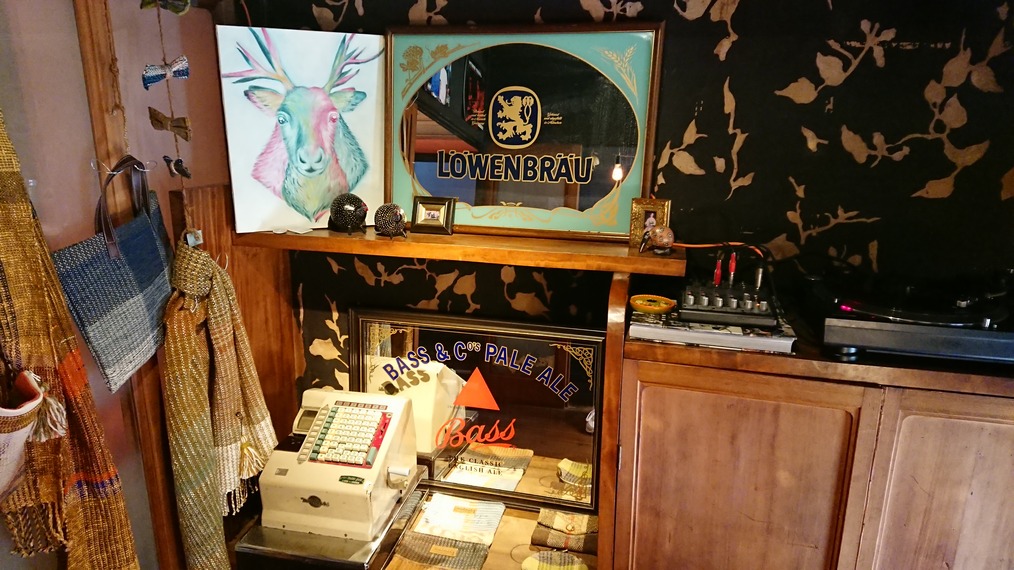 古いレコードプレーヤーも現役、アンティークで落ち着いたゆったりした店内