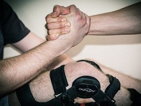 Zerwanie ACL, zerwanie więzadła krzyżowego, rehabilitacja kolana Warszawa, ćwiczenia po skręceniu kolana.