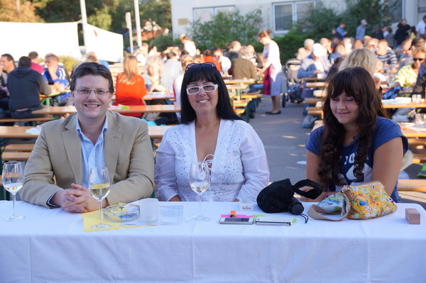 Matthias Laurenz Gräff, Georgia und Karoline, Garser Sommerreigen MOKE, Kunstauktion "Companies 4 Kids", August 2014. Foto Hilda Schwameis, Bezirksblätter Horn