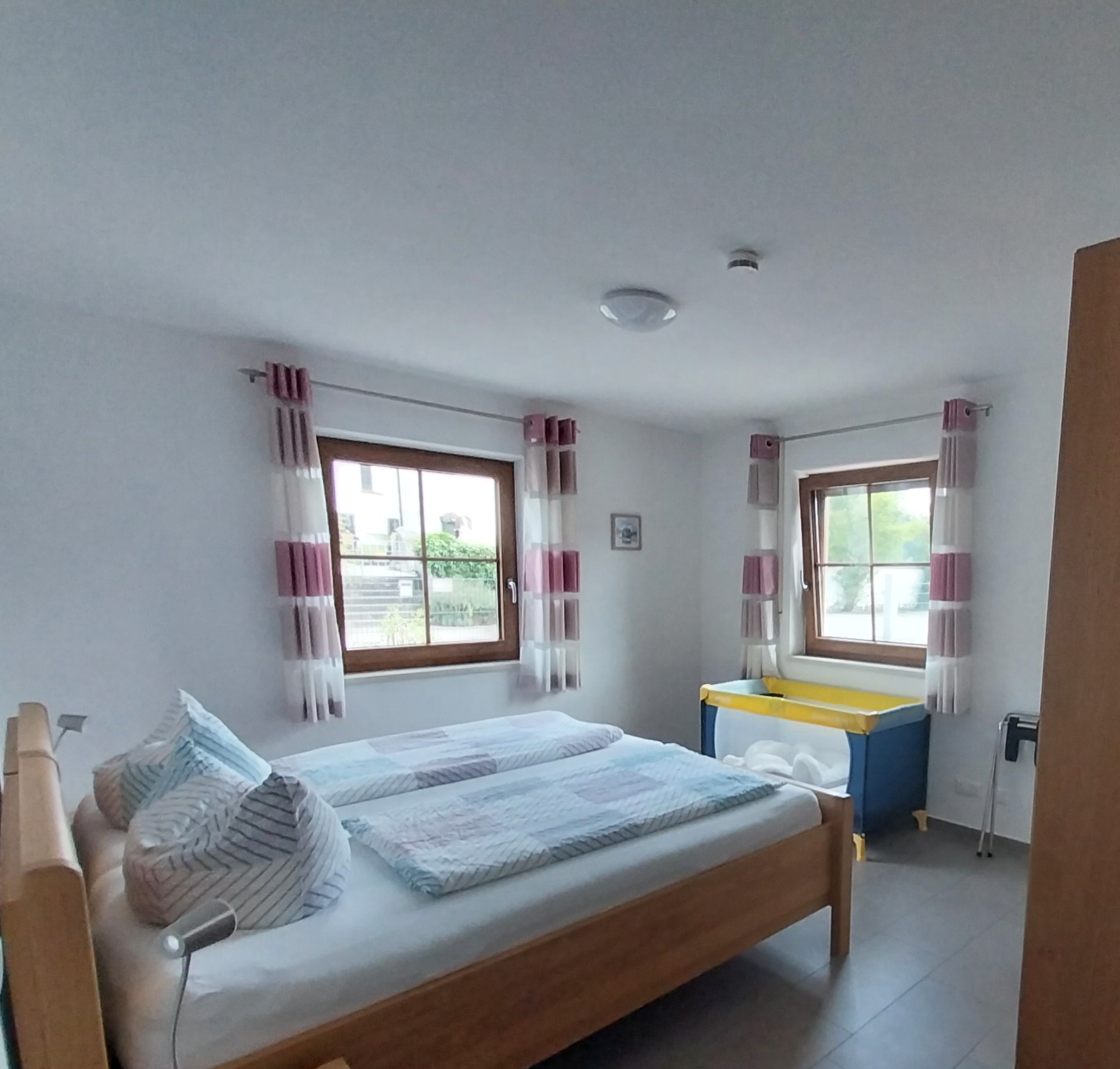 Fewo 3 Schlafzimmer mit Doppelbett und Kinderreisebett