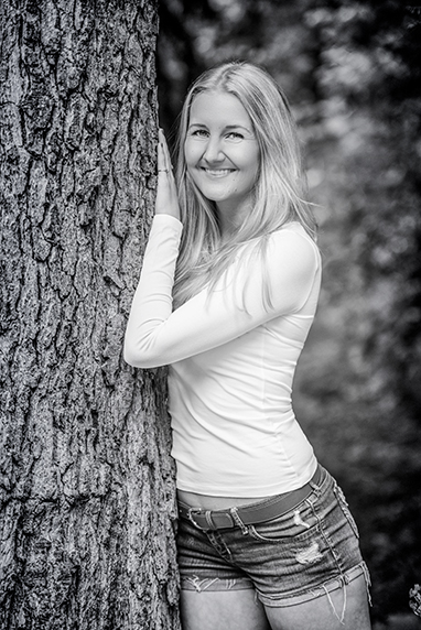 Outdoorshooting mit junger Frau