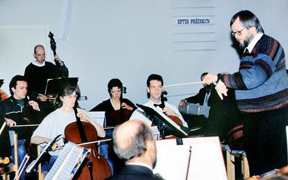 Andreas Wiedemann dirigiert 1999 in Island
