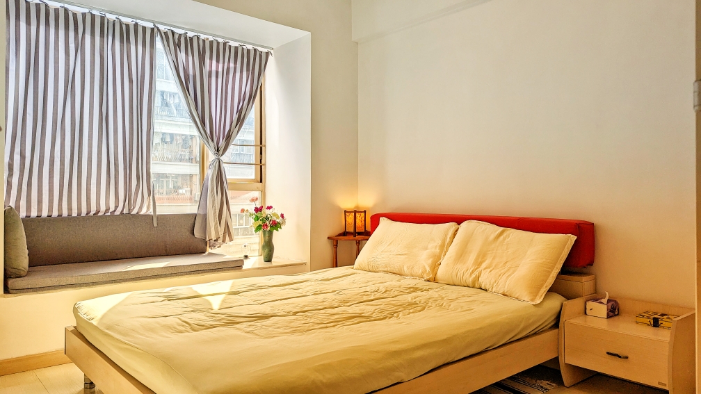 Queensize Bed and Windowsill in Bedroom BR