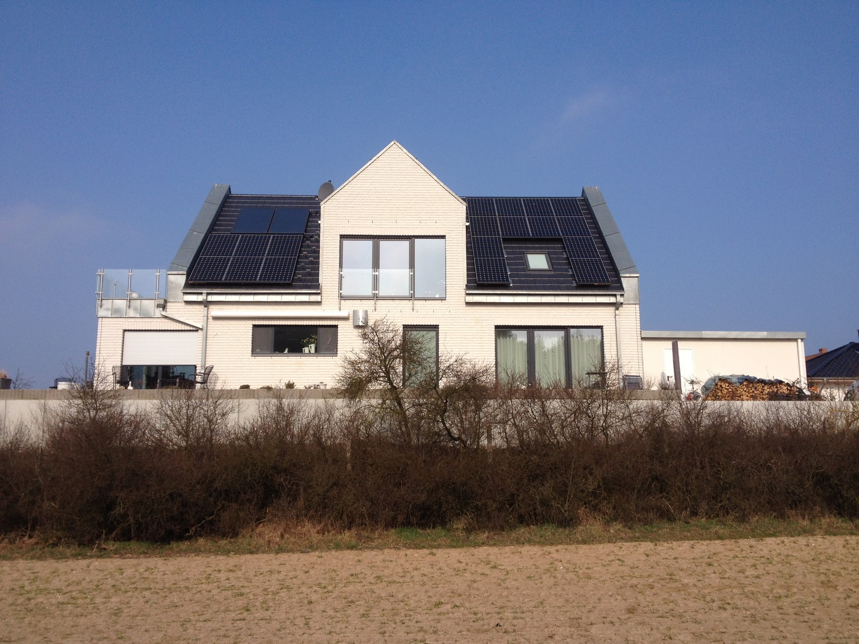 Ansicht nach der Belegung mit Sunpower 5,886 kWp, Solaredge und 8 kWh Speicher G2 mit EconamicGrid auf Usedom