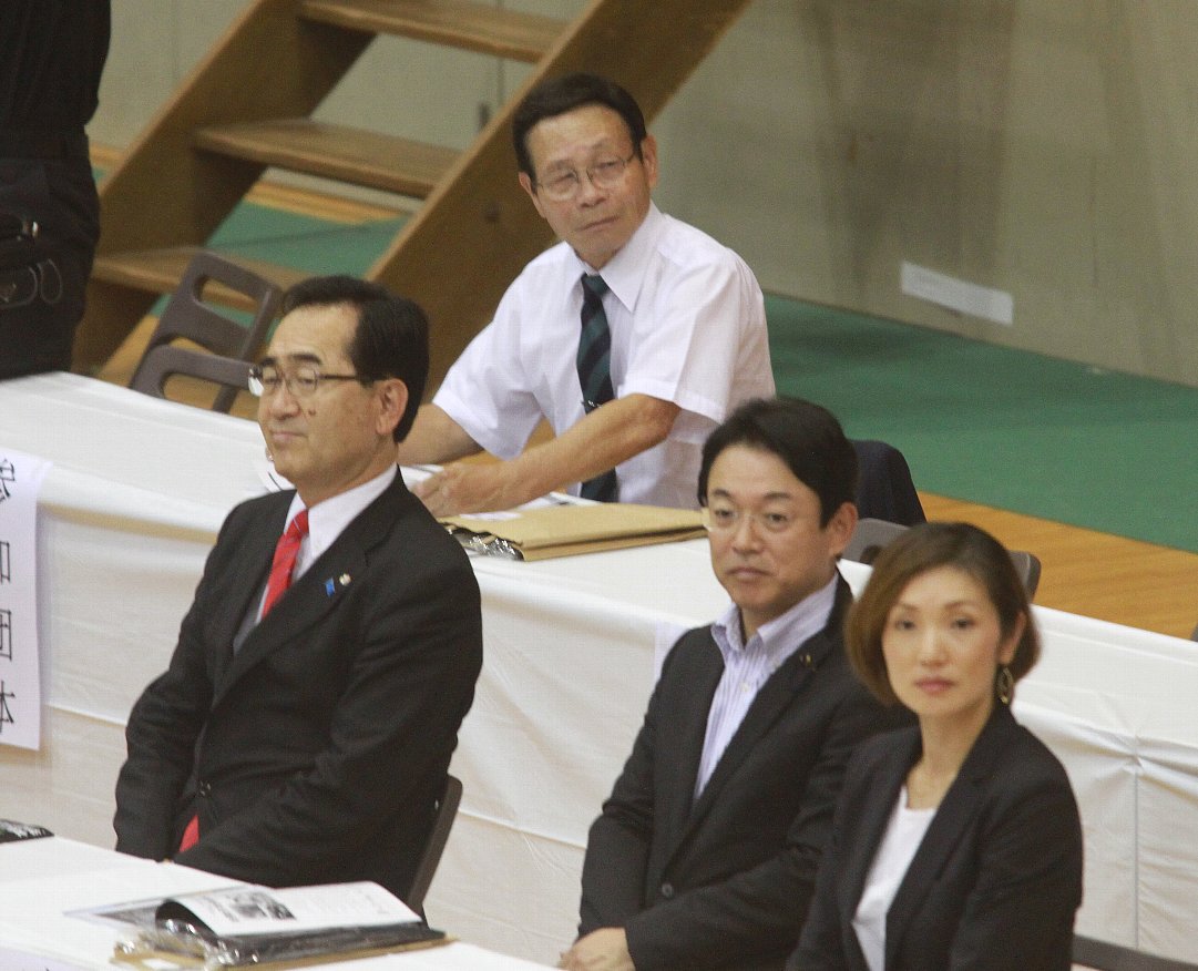 館長、藤田会長（前列左）
