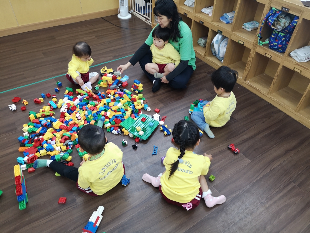 保育士playing with the students 